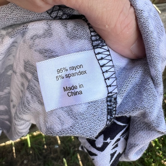 👗Lane Bryant Navy and White Floral Top - Picture 7 of 7